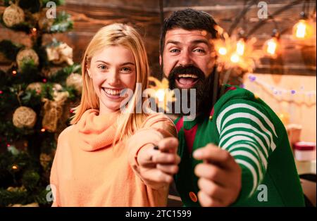 Bengalische Lichter. Der festliche Glanz. Weihnachten ist der Feiertag, der alle zusammenbringt. Glückliche Familie bereitet sich auf das neue Jahr. Wünschen Sie Ihren Freunden ein Stockfoto