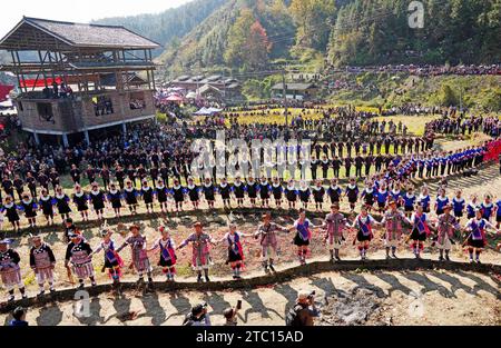 Liuzhou, China. Dezember 2023. Menschen aus der ethnischen Gruppe der Dong singen ihre Lieder am 8. Dezember 2023 auf einem Kamm in Linxi Village, Linxi Town, Sanjiang Dong Autonomous County, in Liuzhou, China. (Foto: Costfoto/NurPhoto) Credit: NurPhoto SRL/Alamy Live News Stockfoto