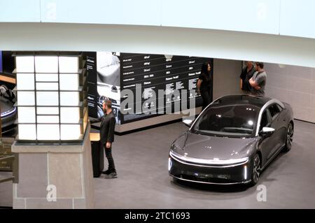 Scottsdale, Arizona - 23. November 2023: Ein neues Lucid Motors Air Pure Luxus-Elektroauto auf dem Studio-Showrrom. Stockfoto