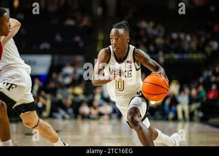 9. Dezember 2023: Wake Forest Demon Deacons Guard Kevin Miller (0) fährt gegen die N.J.I.T Highlanders im NCAA Basketball Matchup im LJVM Coliseum in Winston-Salem, NC, zum Korb. (Scott Kinser/CSM) Stockfoto