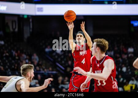 9. Dezember 2023: N.J.I.T Highlanders schützen Adam Hess (4) schießt während der zweiten Halbzeit gegen die Wake Forest Demon Deacons im NCAA Basketball Matchup im LJVM Coliseum in Winston-Salem, NC. (Scott Kinser/CSM) Stockfoto