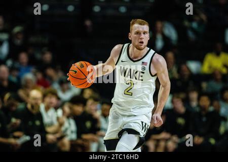 9. Dezember 2023: Wake Forest Demon Deacons schützen Cameron Hildreth (2) während der ersten Halbzeit gegen die N.J.I.T Highlanders im NCAA Basketball Matchup im LJVM Coliseum in Winston-Salem, NC. (Scott Kinser/CSM) Stockfoto