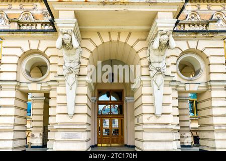 Eingang zum Rathaus, das nach dem Brand von 1894 im eklektischen Stil erbaut wurde. Nowy Sacz, Polen. Stockfoto