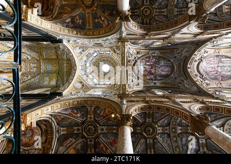 Genua, Italien - 2. August 2022: Kleine Kirche San Matteo (XII Jahrhundert) in der Innenstadt von Genua, Italien. Stockfoto