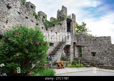 Eine Treppe führt zu einem eckigen Turm in den Ruinen der mittelalterlichen Burg Vezio in Perledo, Lombardei, Italien. Stockfoto