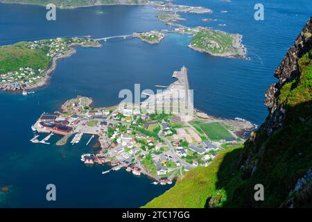 Fantastische Aussicht vom Aussichtspunkt Reinebringen. Berge und blaues Meer auf den Lofoten-Inseln. Landschaft des Fischerdorfs reine Stockfoto