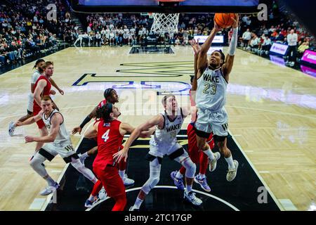 9. Dezember 2023: Wake Forest Demon Deacons Guard Hunter Sallis (23) schießt während der zweiten Halbzeit gegen die N.J.I.T Highlanders im NCAA Basketball Matchup im LJVM Coliseum in Winston-Salem, NC. (Scott Kinser/CSM) Stockfoto