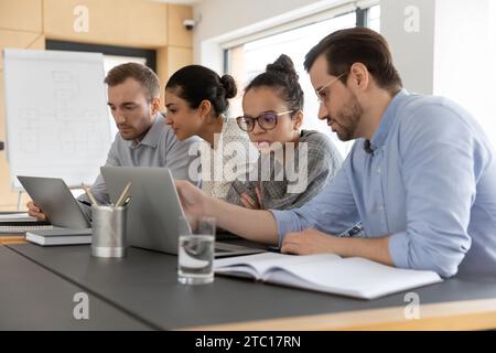 Multiethnische Mitarbeiter weckten in Gruppen auf Laptops Stockfoto