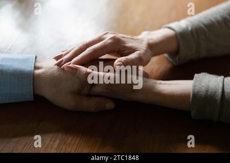Liebevolle Frau mittleren Alters, die reife Mannhand berührt, teilen Hoffnung Stockfoto