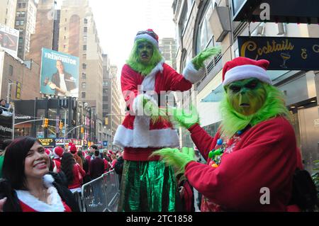 New York, Usa. Dezember 2023. Zwei Personen in Grinch-Kostümen feiern die SantaCon. In Manhattan, New York City, versammelten sich Schwärmer, die als Weihnachtsmann verkleidet waren, zur SantaCon, einem jährlichen Weihnachtsbummel, der Geld für wohltätige Zwecke sammelte. Die Spender erhielten Zutritt zu teilnehmenden Veranstaltungsorten wie Bars und Clubs. Quelle: SOPA Images Limited/Alamy Live News Stockfoto