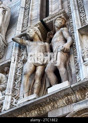 Mailand, Italien - 4. August 2022: Im Inneren des berühmten Duomo, der Kathedrale der Stadt Mailand, Italien, auch bekannt als Basilika der Geburt der Heiligen Maria. Der Nachteil Stockfoto