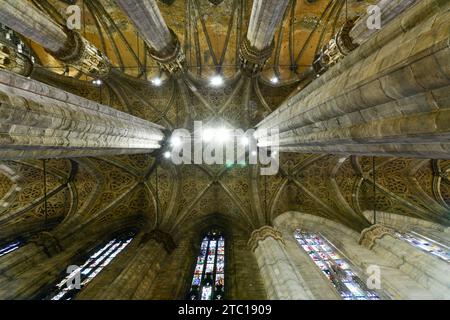 Mailand, Italien - 4. August 2022: Im Inneren des berühmten Duomo, der Kathedrale der Stadt Mailand, Italien, auch bekannt als Basilika der Geburt der Heiligen Maria. Der Nachteil Stockfoto