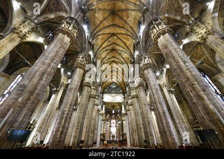 Mailand, Italien - 4. August 2022: Im Inneren des berühmten Duomo, der Kathedrale der Stadt Mailand, Italien, auch bekannt als Basilika der Geburt der Heiligen Maria. Der Nachteil Stockfoto