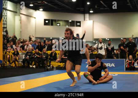 Las Vegas, USA. Dezember 2023. LAS VEGAS, NEVADA - 09. Dezember 2023: Lucas Valente feiert den Weltmeistertitel bei den Lightclass Division Finals der IBJJF WORLD NO-GI 2023 im Las Vegas Convention Center in Las Vegas, Nevada, USA. (Foto: Marcelo Woo; PxImages/SIPA USA) Credit: SIPA USA/Alamy Live News Stockfoto