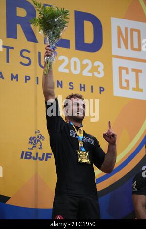 Las Vegas, USA. Dezember 2023. LAS VEGAS, NEVADA - 09. Dezember 2023: Lucas Valente feiert den Weltmeistertitel bei den Lightclass Division Finals der IBJJF WORLD NO-GI 2023 im Las Vegas Convention Center in Las Vegas, Nevada, USA. (Foto: Marcelo Woo; PxImages/SIPA USA) Credit: SIPA USA/Alamy Live News Stockfoto