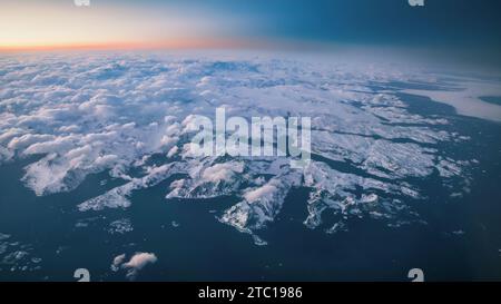 Spektakulärer Panoramablick auf den Sonnenuntergang über dem zerklüfteten Land Südgrönlands Stockfoto