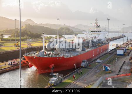 Segeln eines Öltankschiffs durch den Panamakanal in Panama-Stadt, Panama, Zentralamerika Stockfoto