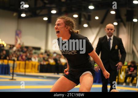 Las Vegas, USA. Dezember 2023. LAS VEGAS, NEVADA - 9. Dezember 2023: Andressa Cintra feiert den Weltmeistertitel bei den IBJJF WORLD NO-GI 2023 Schwerklasse-Liga-Finals im Las Vegas Convention Center in Las Vegas, Nevada, USA. (Foto: Marcelo Woo; PxImages/SIPA USA) Credit: SIPA USA/Alamy Live News Stockfoto