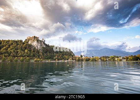 Panoramablick auf den Bleder See in Slowenien, Europa und seine Umgebung mit dem Schloss Bled auf der Felsenklippe über dem See Stockfoto