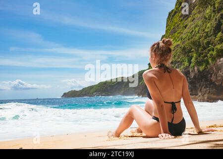 Junge Frau beim Sonnenbaden und Entspannen am T-Rex Strand in Nusa Penida, Bali, Indonesien Stockfoto