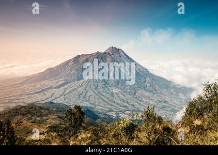Panoramablick auf den Berg Merapi von seinem gegenüber liegenden Berg Merbabu im zentralen Teil der Insel Java in Indonesien, Südostasien Stockfoto