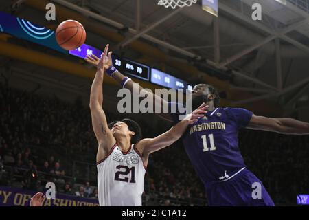 Seattle, WA, USA. Dezember 2023. Das Washington Huskies Center Franck Kepnang (11) schießt über Gonzaga Bulldogs Forward Jun Seok Yeo (21) während des NCAA Basketballspiels zwischen den Gonzaga Bulldogs und Washington Huskies im HEC Edmundson Pavilion in Seattle, WA. Steve Faber/CSM (Foto: © Steve Faber/Cal Sport Media). Quelle: csm/Alamy Live News Stockfoto