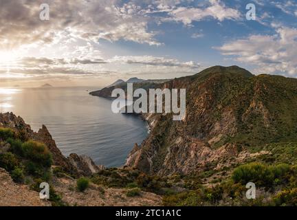 Atemberaubende Aussicht auf den Sonnenuntergang über die Bucht und Küste mit Klippen und Bergen auf der Insel Lipari - einer von der Gruppe der Äolischen Inseln in Sizilien Stockfoto