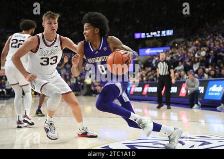 Seattle, WA, USA. Dezember 2023. Der Wächter Koren Johnson (0) fährt während des NCAA-Basketballspiels zwischen den Gonzaga Bulldogs und Washington Huskies im HEC Edmundson Pavilion in Seattle, WA, zum Korb. Steve Faber/CSM/Alamy Live News Stockfoto