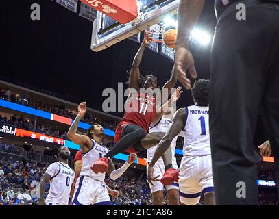 Rutgers Scarlet Knights Center Clifford Omoruyi (11) taucht in der ersten Halbzeit gegen die Seton Hall Pirates während des Garden State Hardwood Classic Basketballspiels im Prudential Center in Newark, New Jersey am Samstag, 9. Dezember 2023. Duncan Williams/CSM Stockfoto