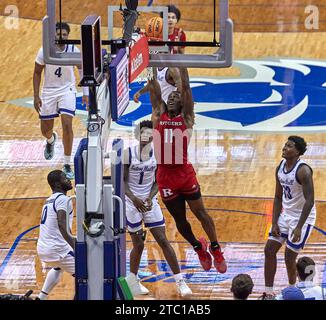 Rutgers Scarlet Knights Center Clifford Omoruyi (11) taucht in der zweiten Halbzeit gegen die Seton Hall Pirates während des Garden State Hardwood Classic Basketballspiels im Prudential Center in Newark, New Jersey am Samstag, 9. Dezember 2023. Duncan Williams/CSM Stockfoto