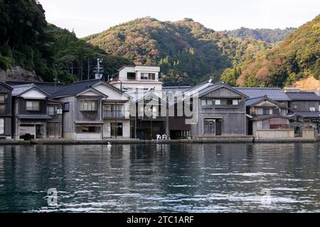 Wunderschönes Fischerdorf ine im Norden von Kyoto. Funaya oder Bootshäuser sind traditionelle Holzhäuser, die an der Küste gebaut wurden. Stockfoto