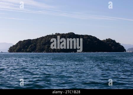 Aoshima Island vor dem wunderschönen Fischerdorf ine im Norden von Kyoto in Japan. Stockfoto
