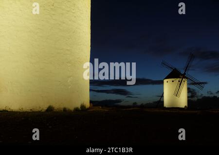 Nachtfotografie von beleuchteten Windmühlen in Campo de Criptana, Ciudad Real. Castilla la Mancha. Don Quijote Szene Stockfoto