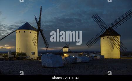 Nachtfotografie von beleuchteten Windmühlen in Campo de Criptana, Ciudad Real. Castilla la Mancha. Don Quijote Szene Stockfoto