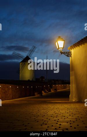 Nachtfotografie von beleuchteten Windmühlen in Campo de Criptana, Ciudad Real. Castilla la Mancha. Don Quijote Szene Stockfoto