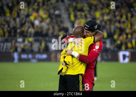 Columbus, Ohio, USA. Dezember 2023. Der Torhüter Patrick Schulte (28) umarmt den Mittelfeldspieler Darlington Nabge (6) der Columbus Crew. Die Columbus Crew gewinnt ihren dritten MLS Cup und besiegt den Titelverteidiger LAFC mit 2:1. (Kindell Buchanan/Alamy Live News) Stockfoto