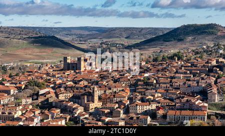 Panoramablick auf die mittelalterliche Stadt Siguenza mit ihrer alten Kathedrale im Zentrum, Castilla La Mancha. Stockfoto