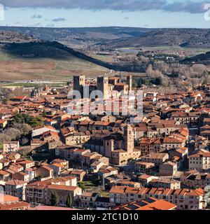 Panoramablick auf die mittelalterliche Stadt Siguenza mit ihrer alten Kathedrale im Zentrum, Castilla La Mancha. Stockfoto