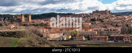 Panoramablick auf die mittelalterliche Stadt Siguenza mit ihren historischen Denkmälern, Guadalajara, Spanien. Stockfoto