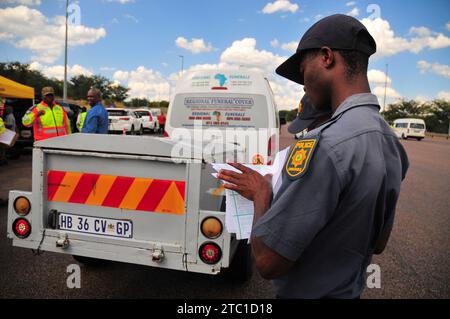 Die Polizei von Limpopo führte eine Straßensperre am Kranskop toll Plaza vor den Feiertagen durch Stockfoto