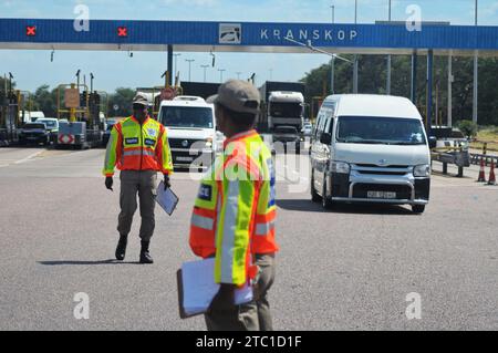 Die Polizei von Limpopo führte eine Straßensperre am Kranskop toll Plaza vor den Feiertagen durch Stockfoto