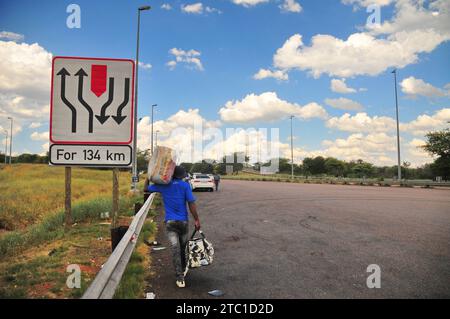 Die Polizei von Limpopo führte eine Straßensperre am Kranskop toll Plaza vor den Feiertagen durch Stockfoto