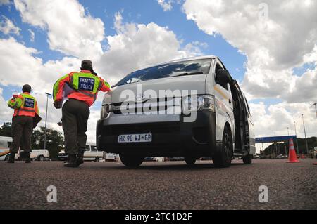 Die Polizei von Limpopo führte eine Straßensperre am Kranskop toll Plaza vor den Feiertagen durch Stockfoto