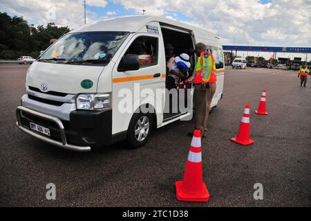 Die Polizei von Limpopo führte eine Straßensperre am Kranskop toll Plaza vor den Feiertagen durch Stockfoto