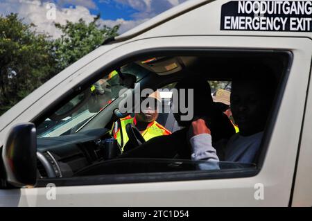 Die Polizei von Limpopo führte eine Straßensperre am Kranskop toll Plaza vor den Feiertagen durch Stockfoto