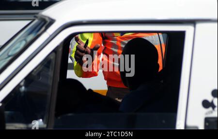 Die Polizei von Limpopo führte eine Straßensperre am Kranskop toll Plaza vor den Feiertagen durch Stockfoto