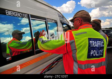 Die Polizei von Limpopo führte eine Straßensperre am Kranskop toll Plaza vor den Feiertagen durch Stockfoto