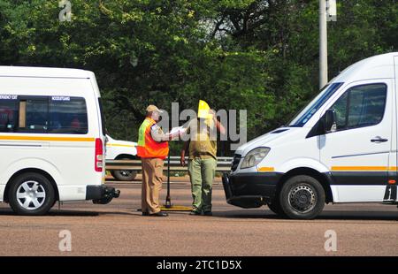 Die Polizei von Limpopo führte eine Straßensperre am Kranskop toll Plaza vor den Feiertagen durch Stockfoto