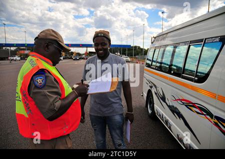 Die Polizei von Limpopo führte eine Straßensperre am Kranskop toll Plaza vor den Feiertagen durch Stockfoto