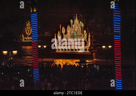 Der beleuchtete Schwimmer reflektiert den Tonle SAP River während des Kambodschanischen Wasserfestivals in Phnom Penh, Kambodscha. © Kraig Lieb Stockfoto